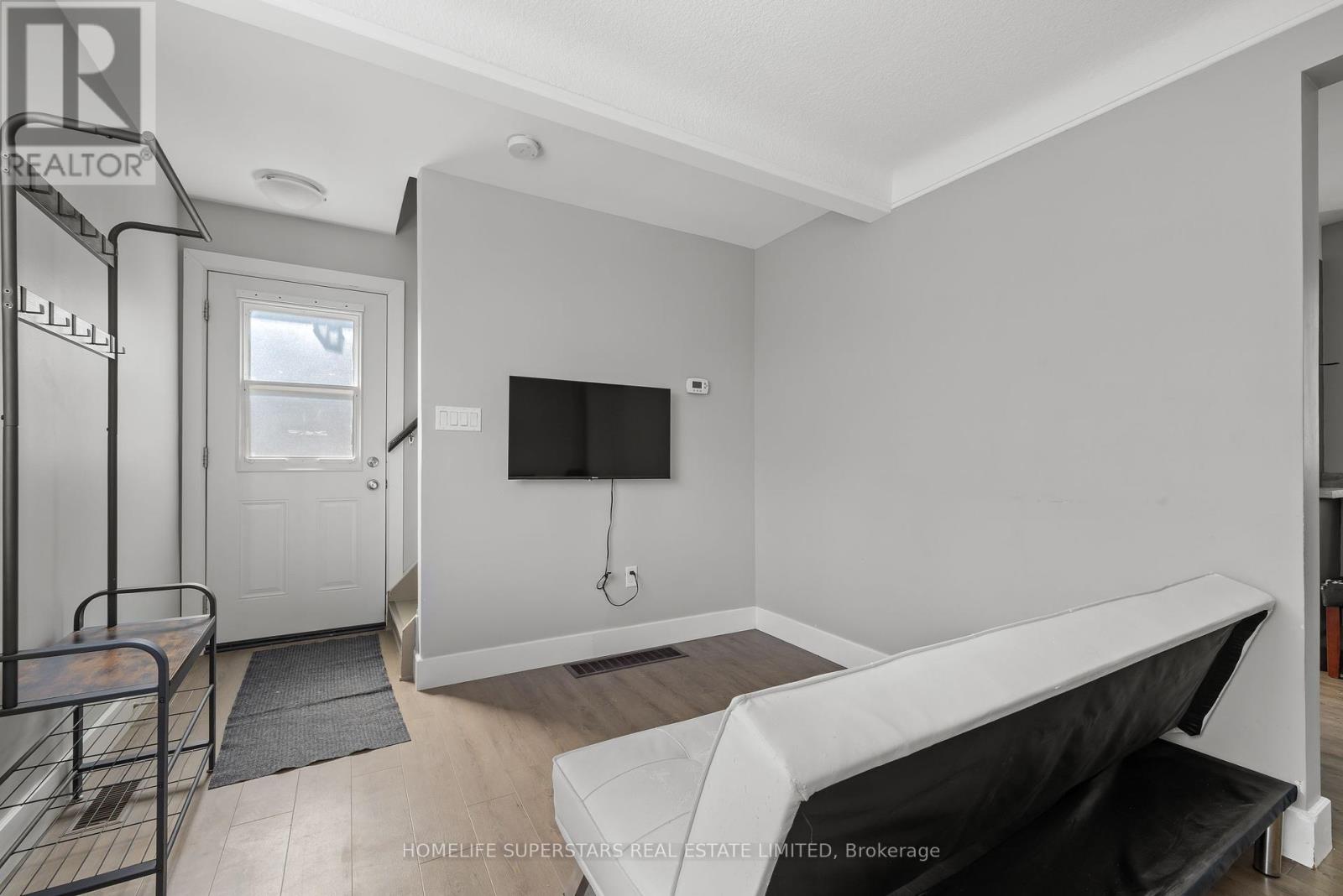 275 RAGLAN ROAD N