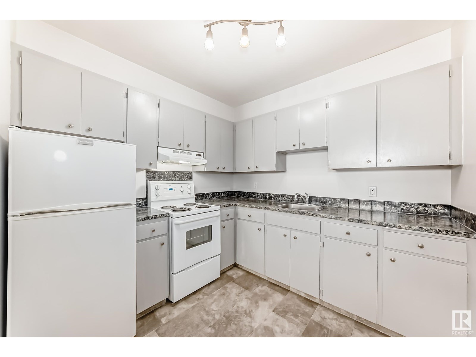 #5 8406 104 ST NW
