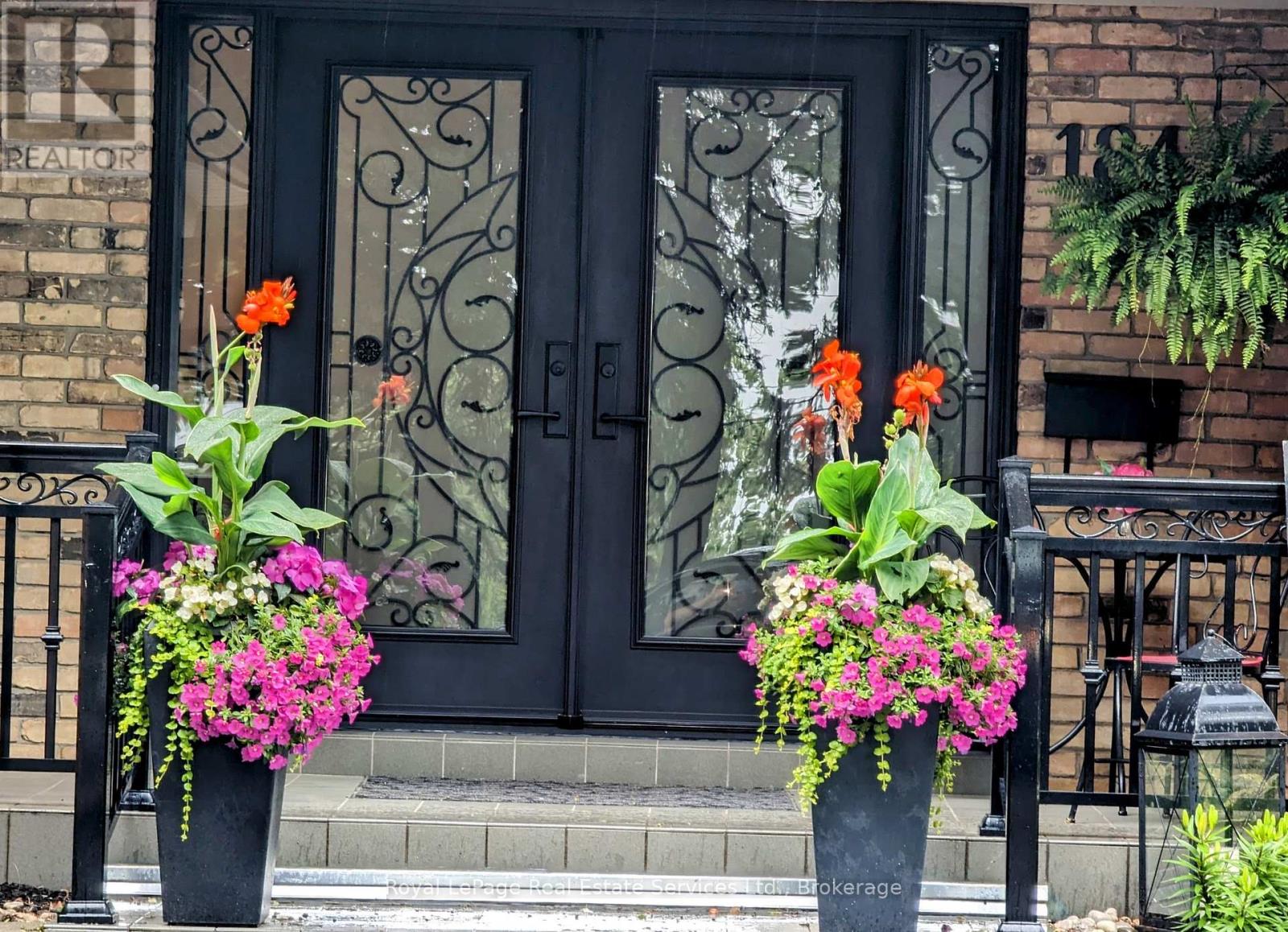 184 DUNDAS STREET E
