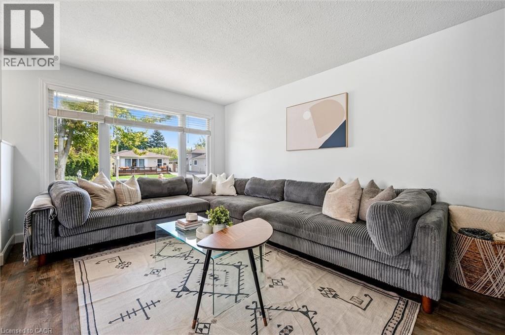 10 BROKEN OAK Crescent