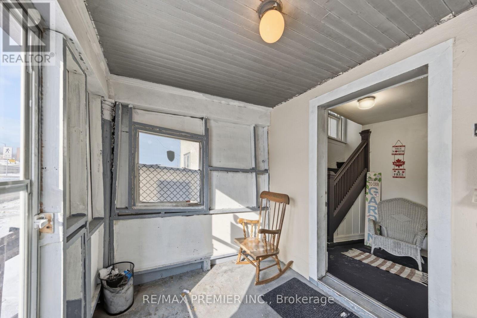 4548 VICTORIA AVENUE