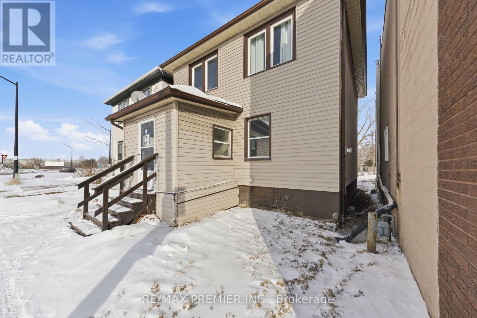 4548 VICTORIA AVENUE