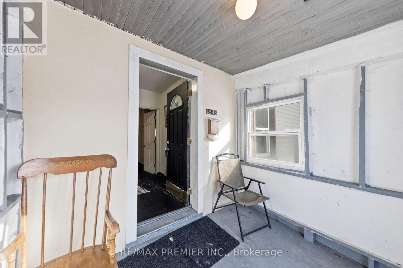 4548 VICTORIA AVENUE