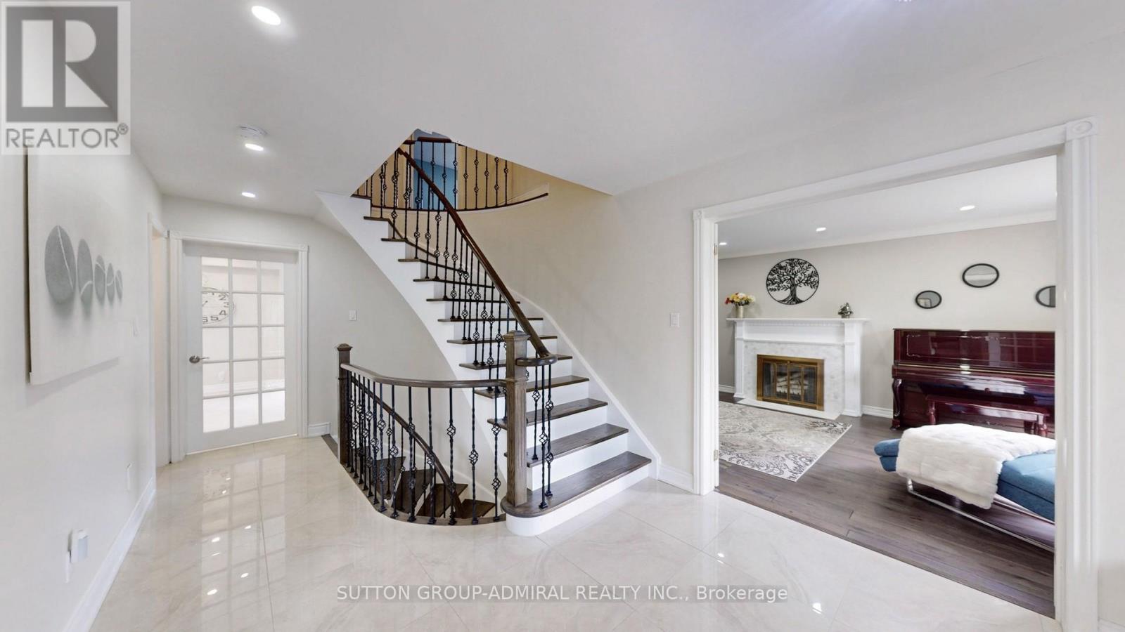 10 WALTON DRIVE