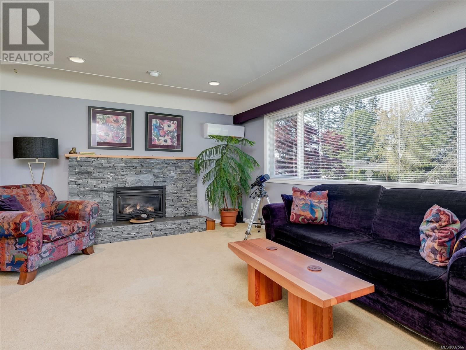 888 Falaise Cres