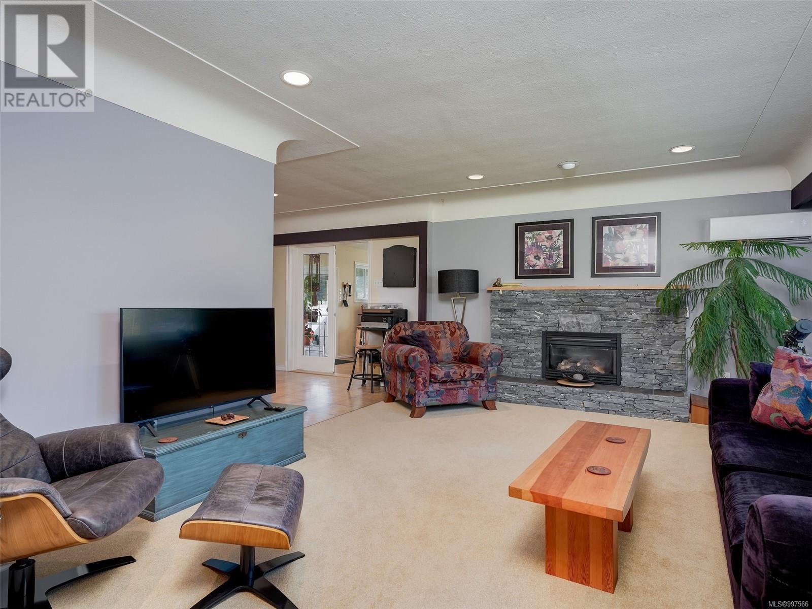 888 Falaise Cres