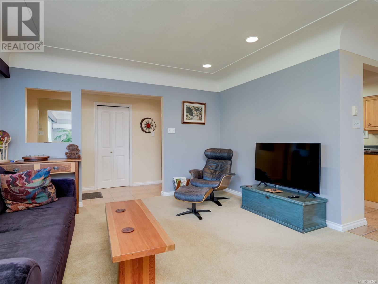 888 Falaise Cres