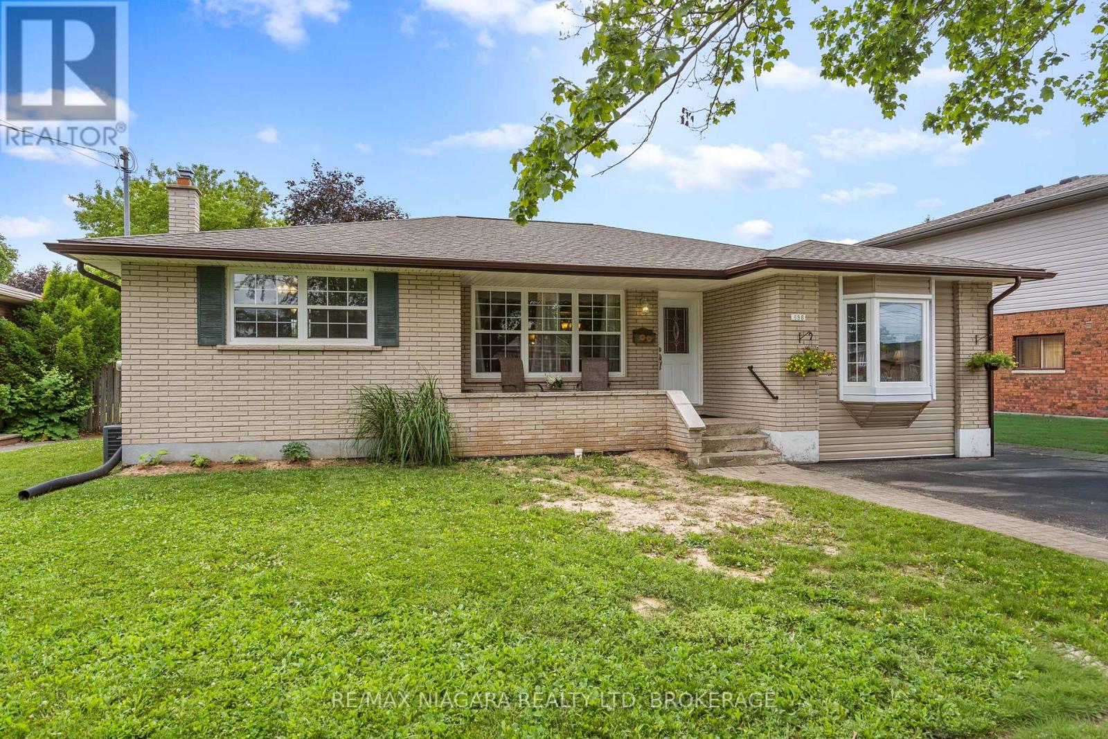 Photo 1 of 29 — 696 CLARE AVENUE, Welland (N. Welland), ON L3C3C1