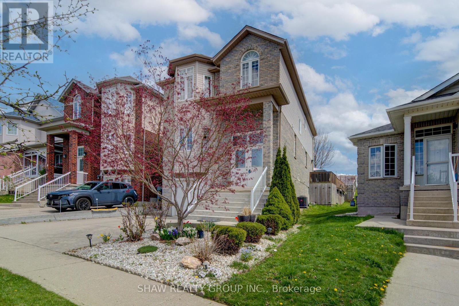 32 LENA CRESCENT