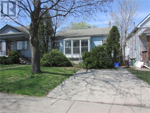 35 STAPLETON Avenue Hamilton ON L8H3N4