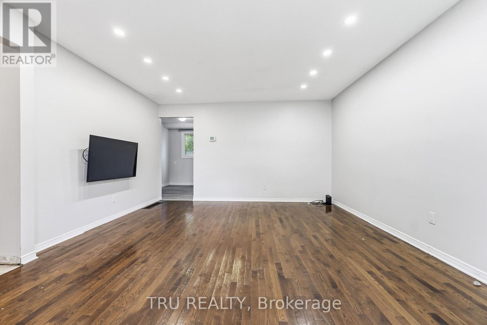 950 MEADOWLANDS DRIVE
