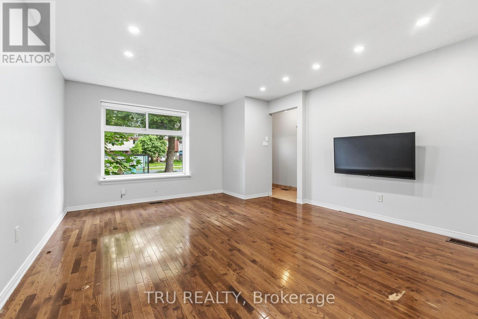950 MEADOWLANDS DRIVE