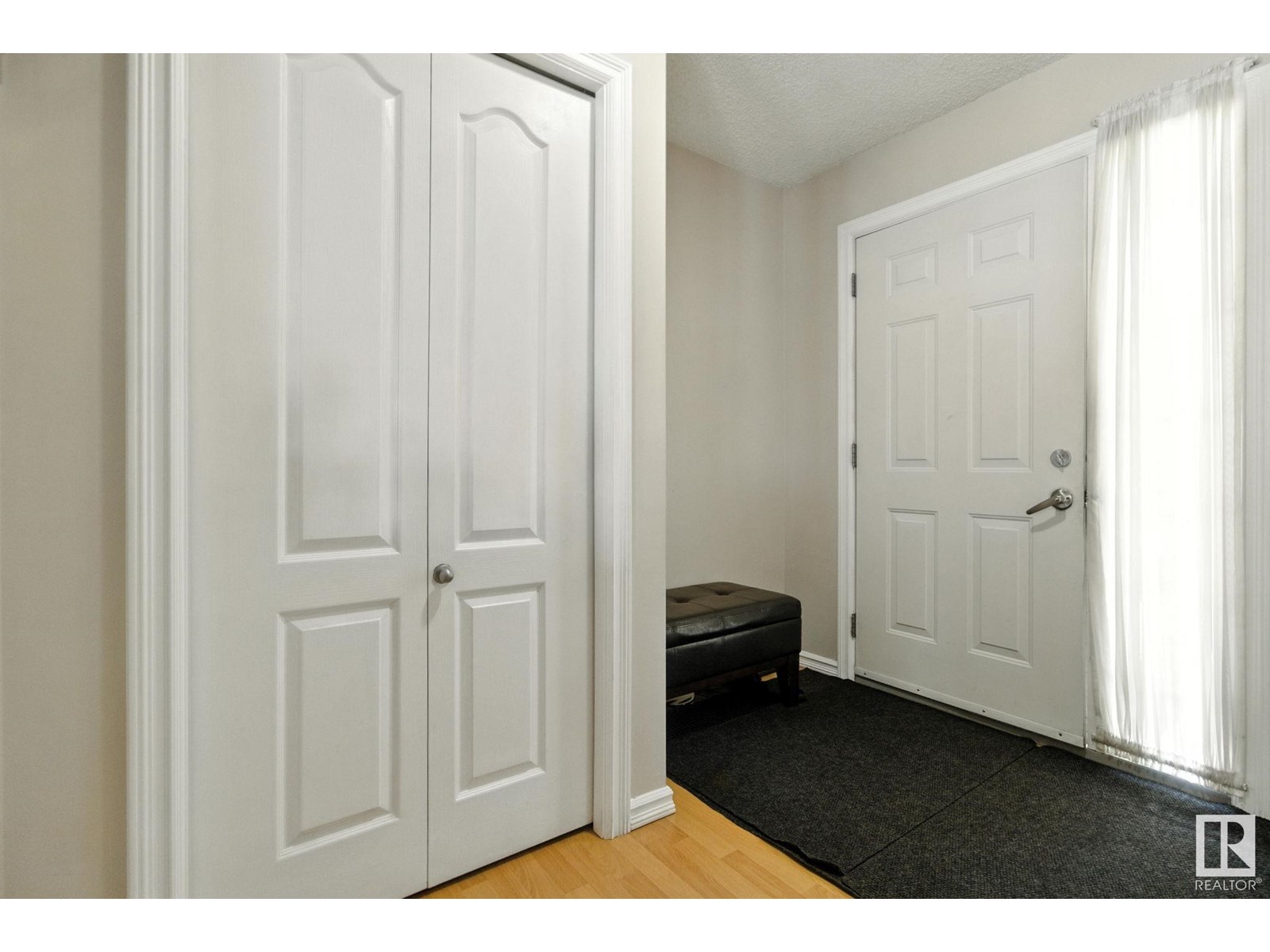 3368 24 AV NW