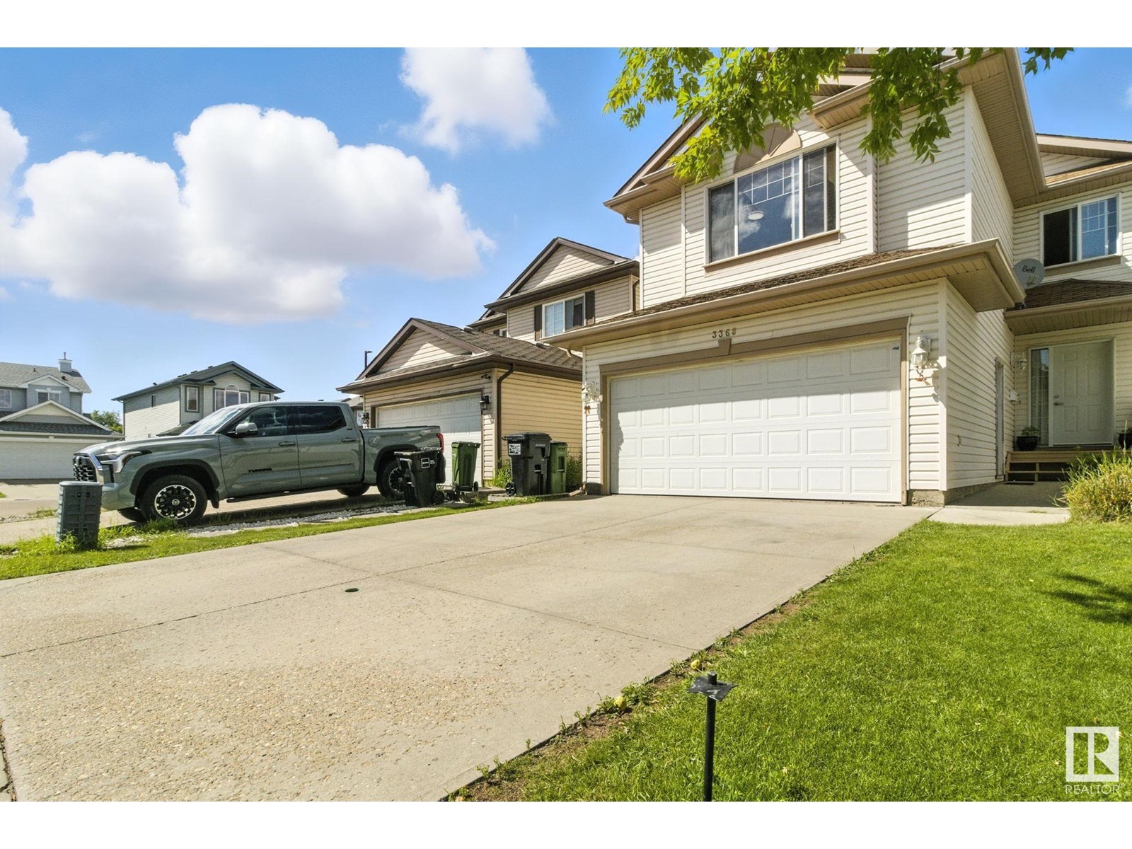 3368 24 AV NW