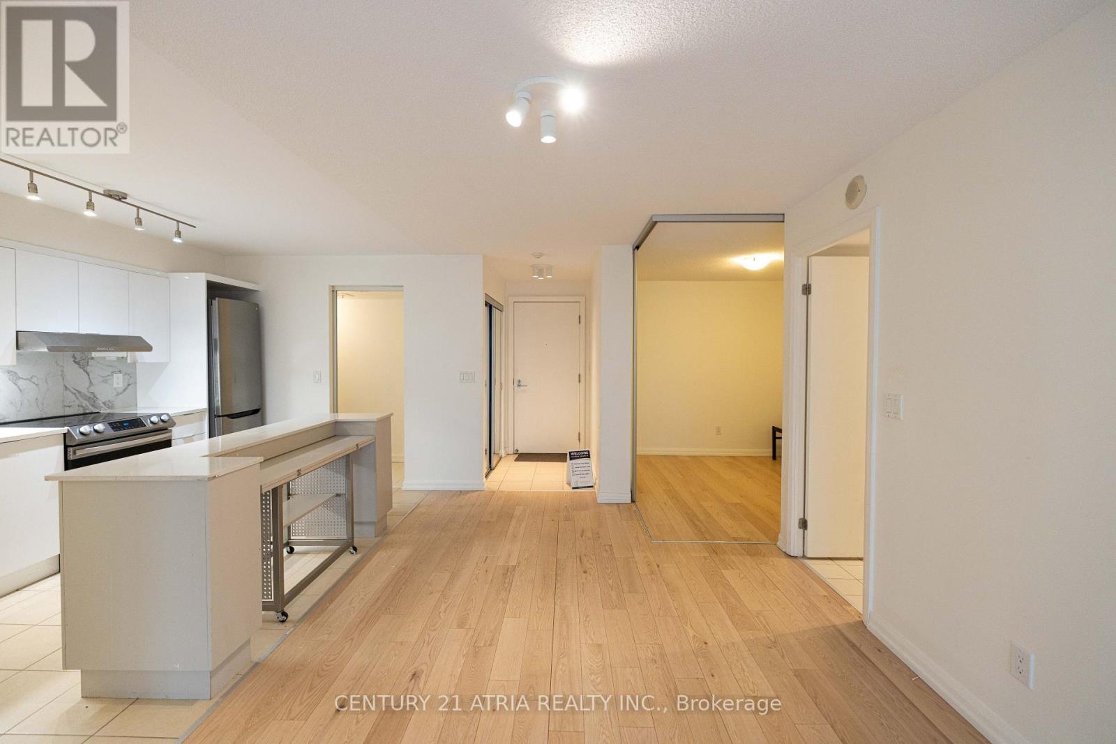 606 - 111 ELIZABETH STREET