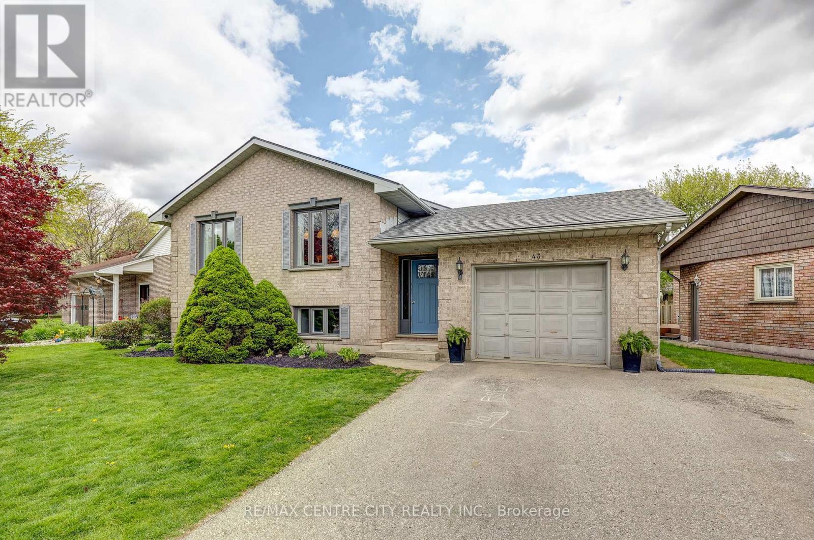 43 SINCLAIR CRESCENT