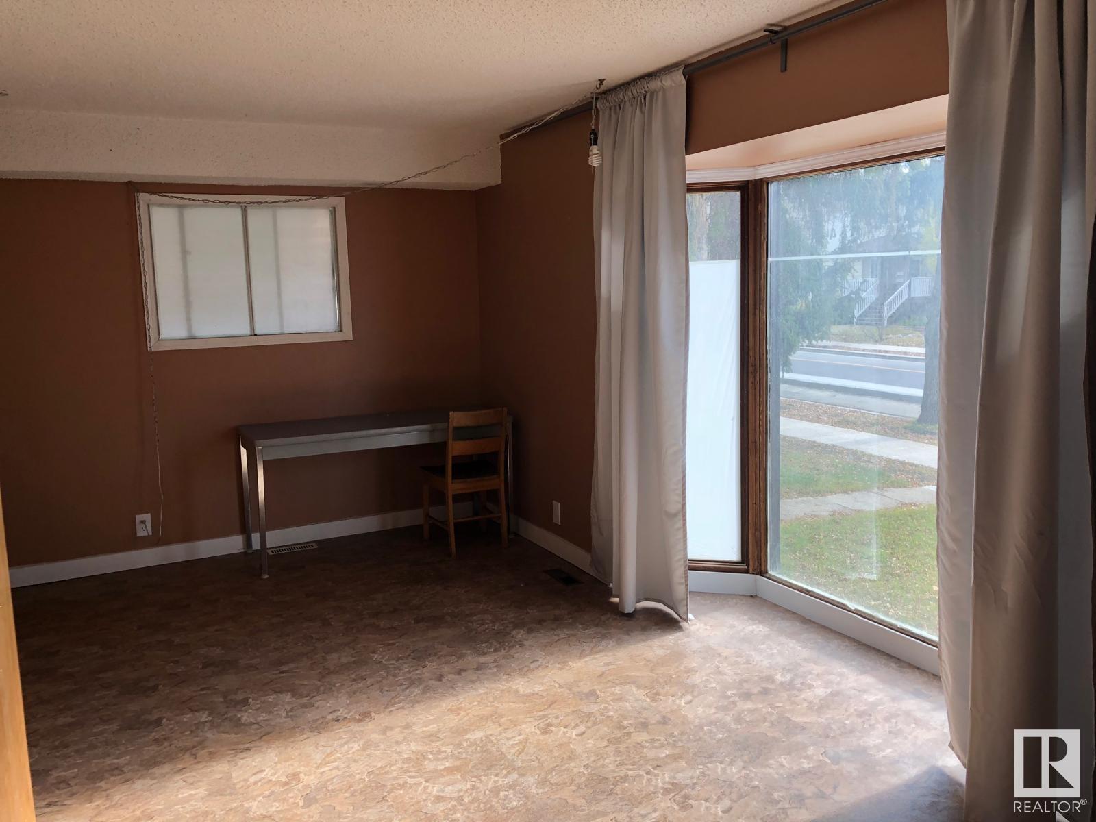 10934 76 AV NW