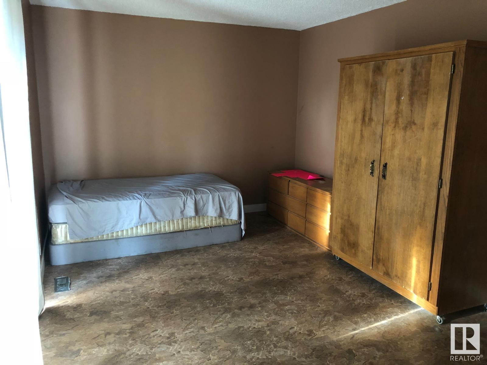 10934 76 AV NW