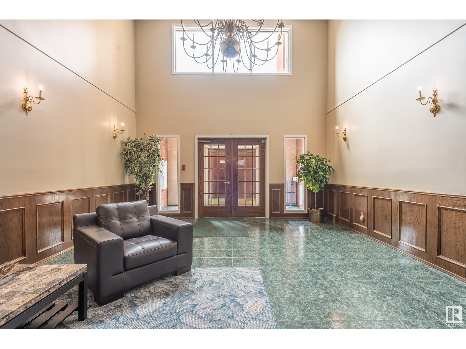 #102 37 SIR WINSTON CHURCHILL AV