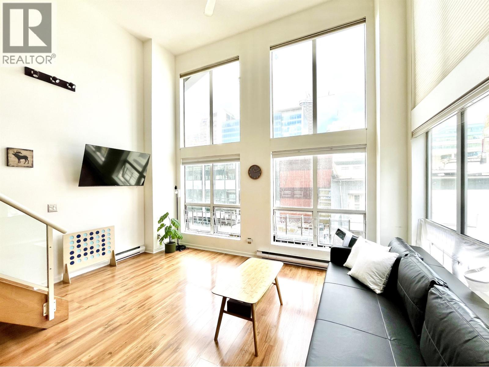 403 933 SEYMOUR STREET