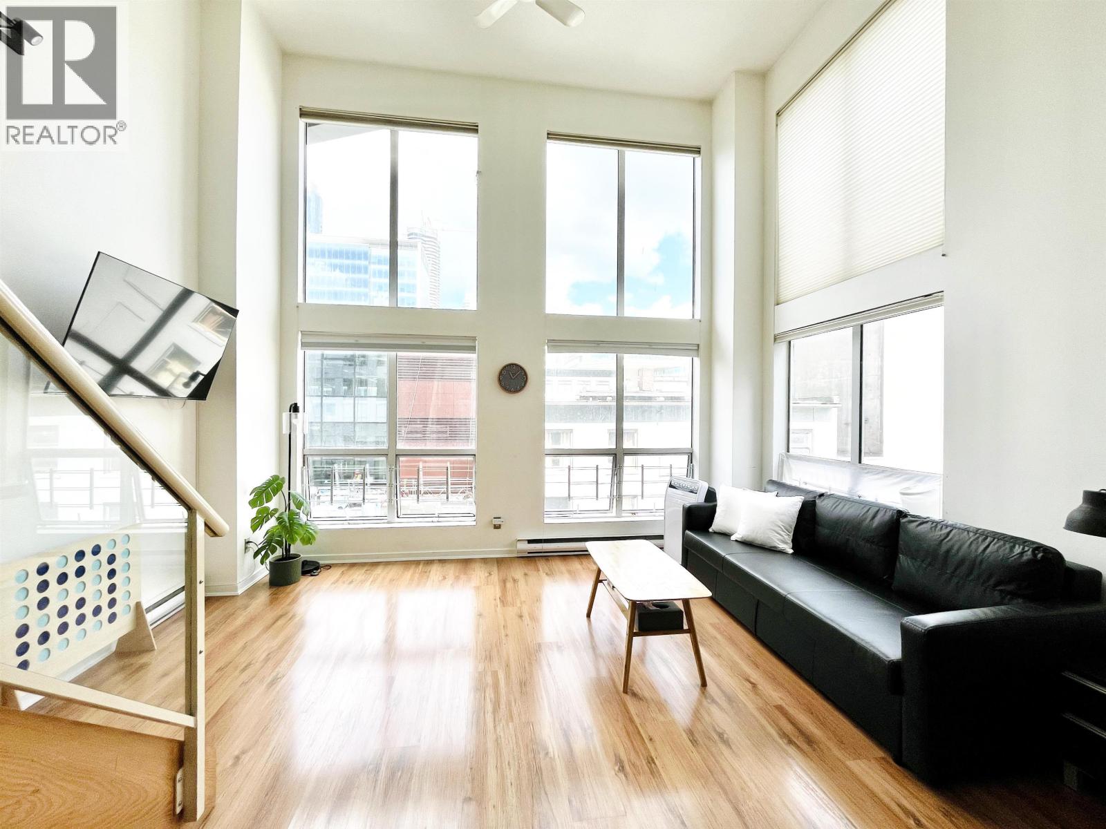 403 933 SEYMOUR STREET