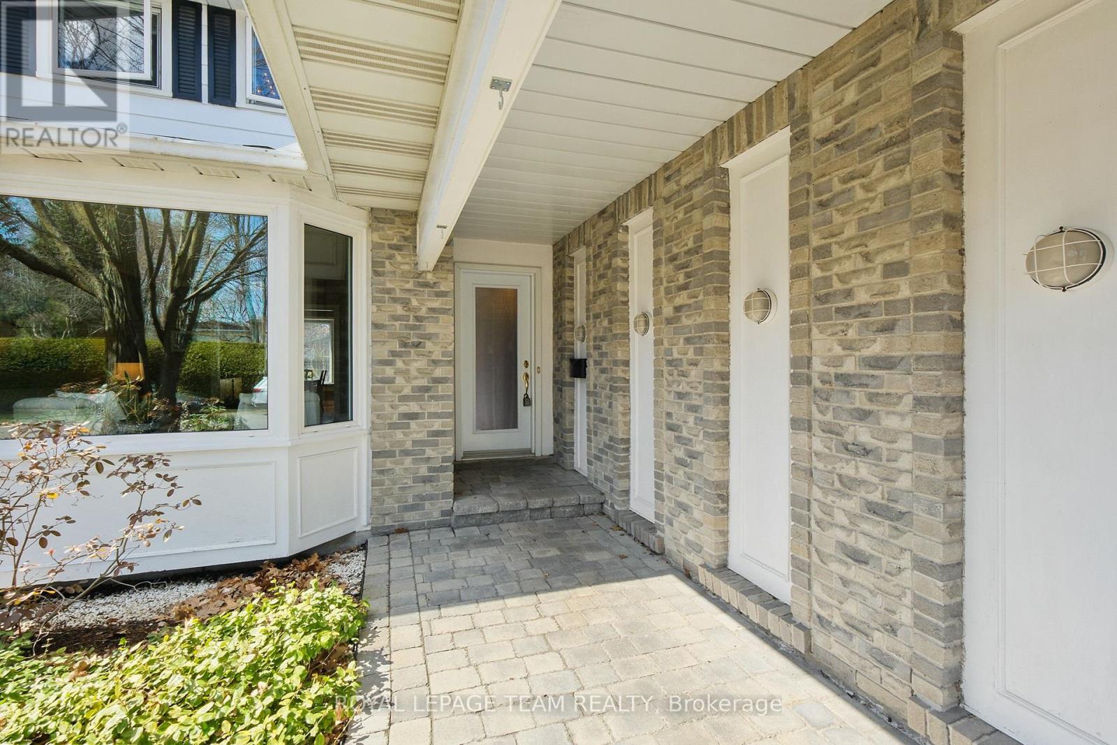 4 VALEWOOD CRESCENT