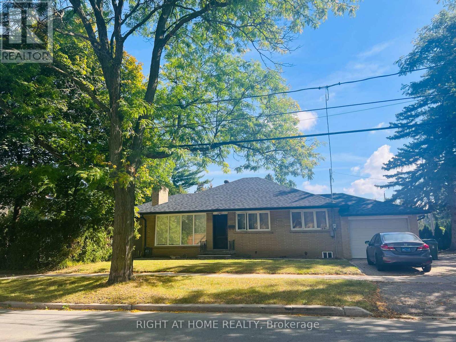 Photo 1 of 30 — 104 Caines, Toronto, ON M2R2L3