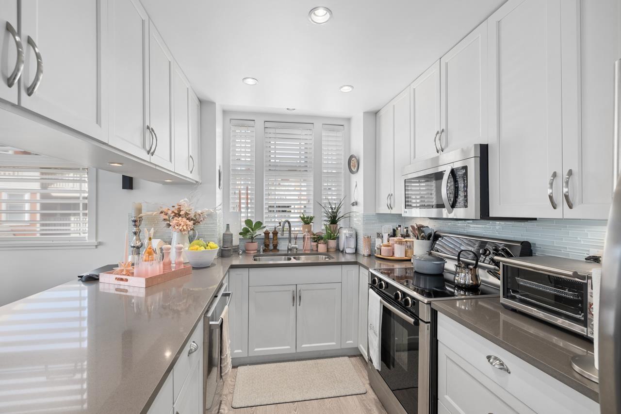 302 15392 16A AVENUE