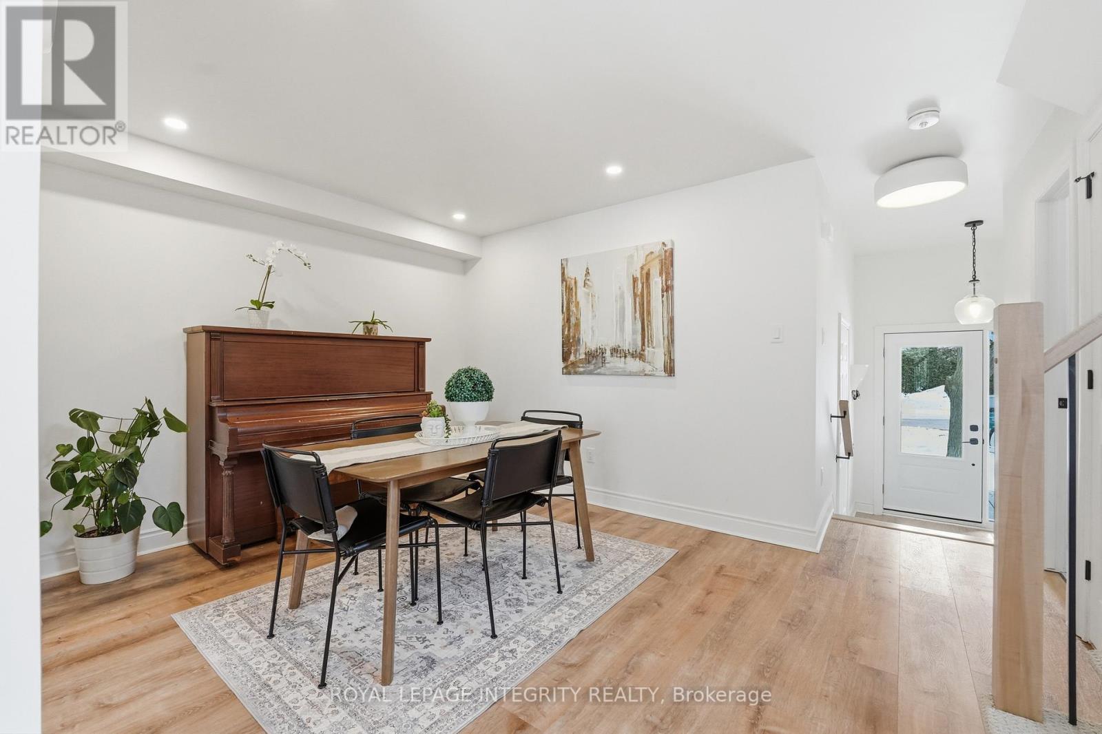 727 HANCOCK CRESCENT