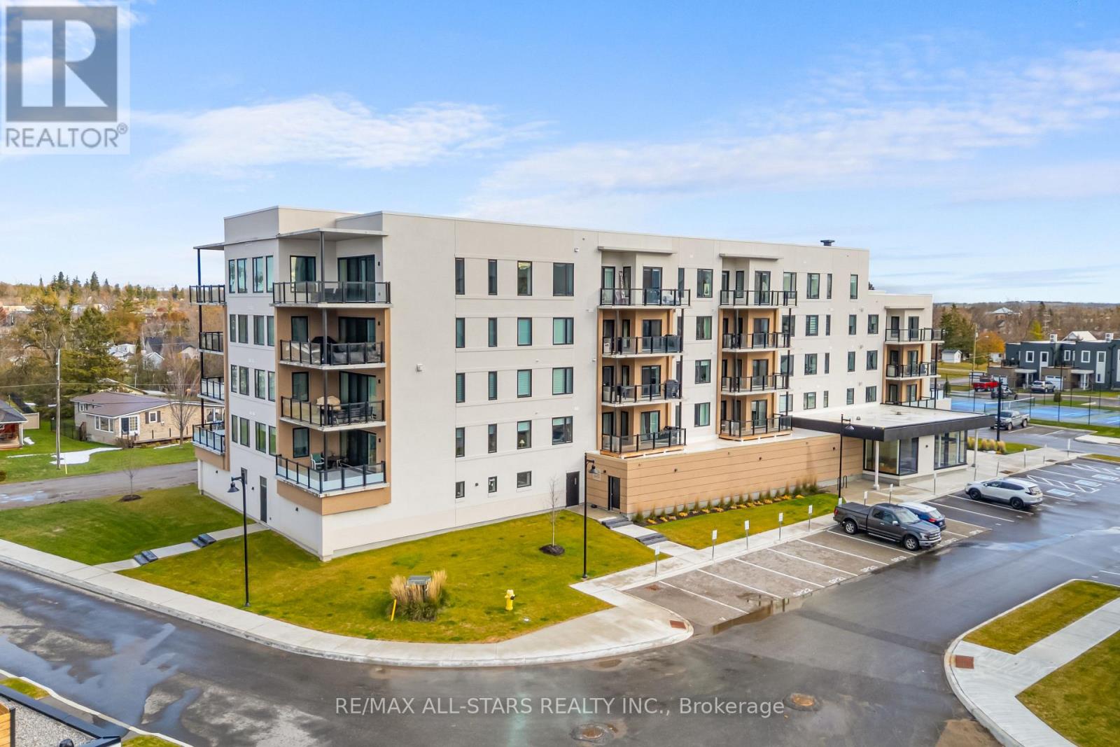 PH#5 - 19B WEST STREET N