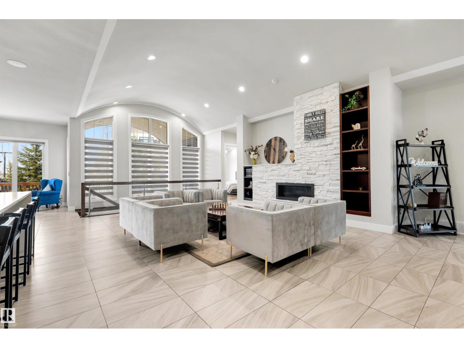 9055 24 AV SW