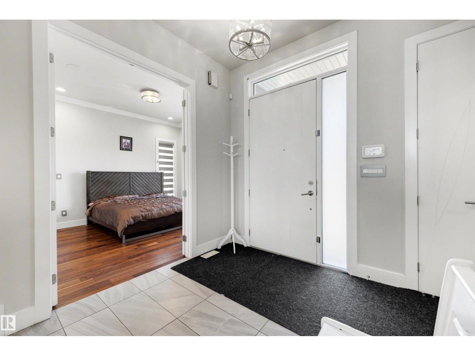 9055 24 AV SW