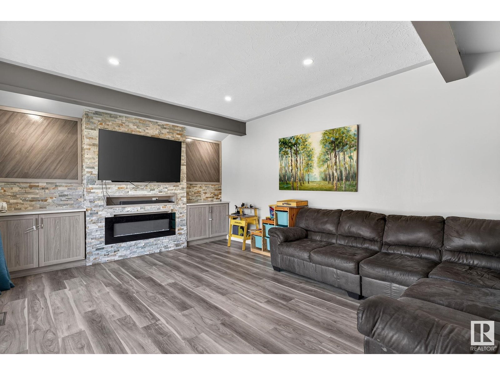 9479 75 ST NW