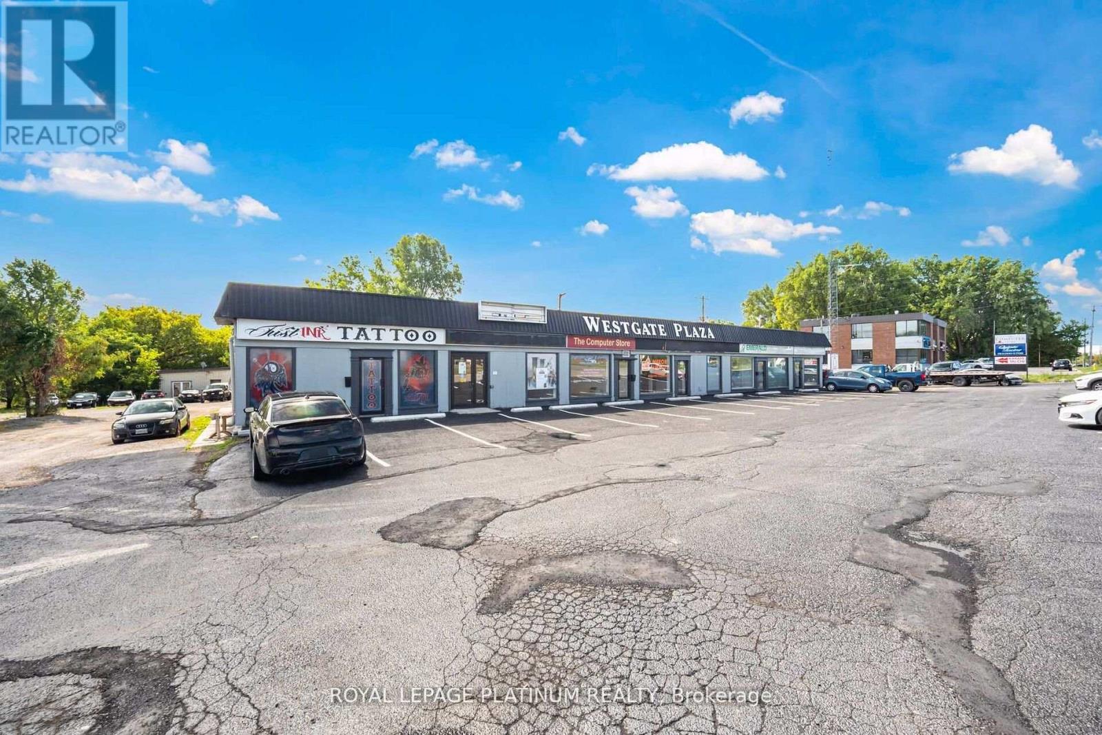 6 - 481 DUNDAS STREET W