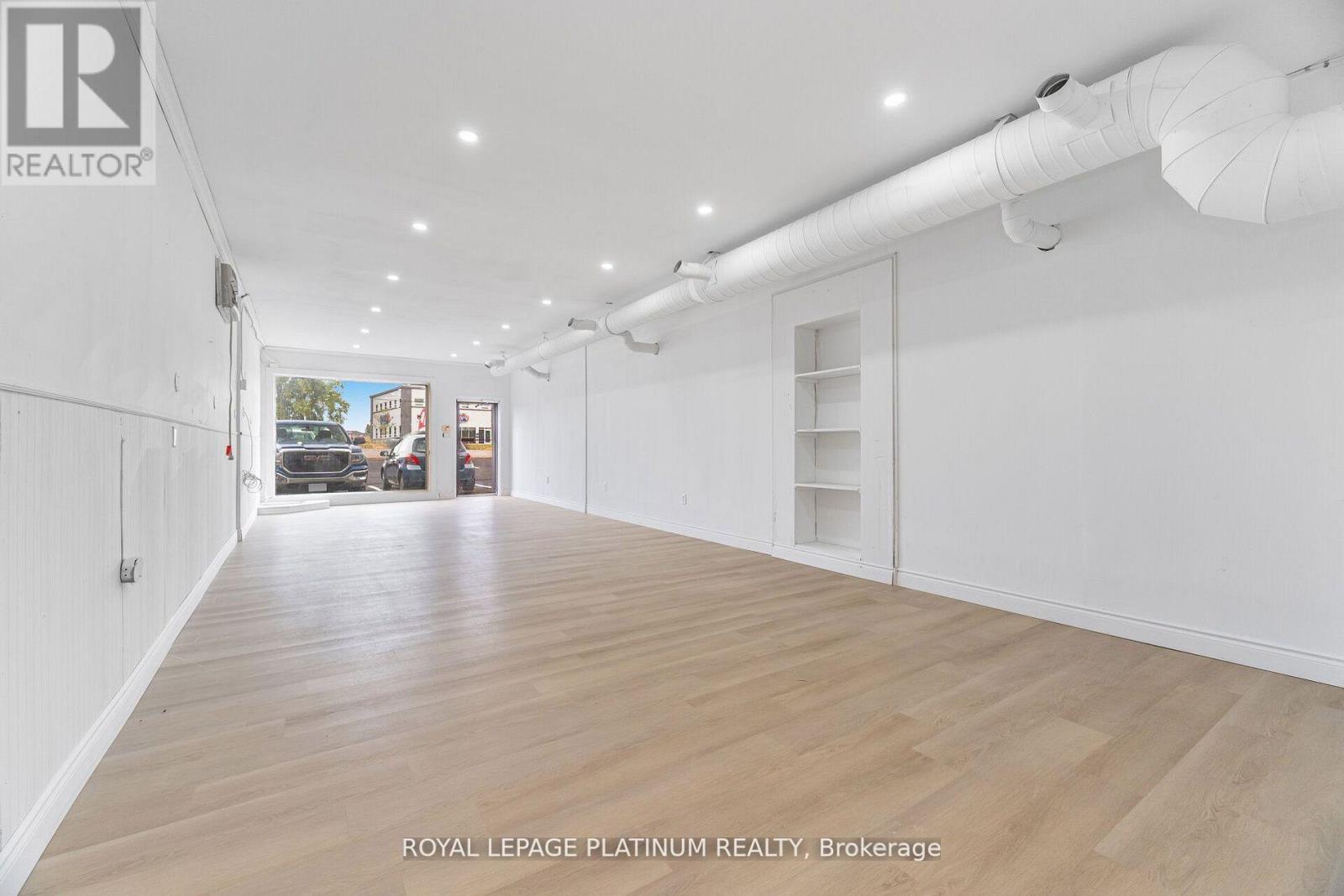 6 - 481 DUNDAS STREET W