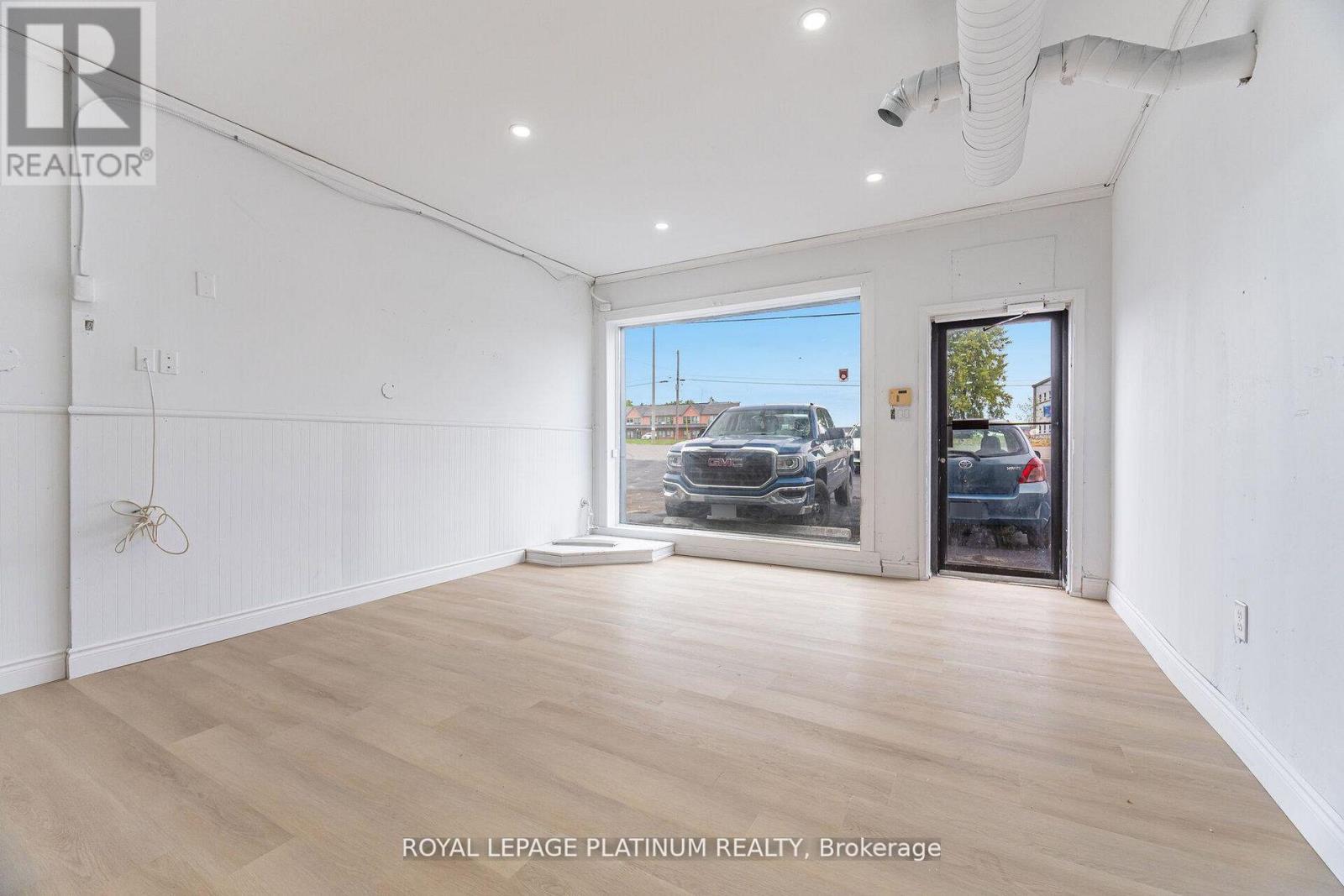 6 - 481 DUNDAS STREET W