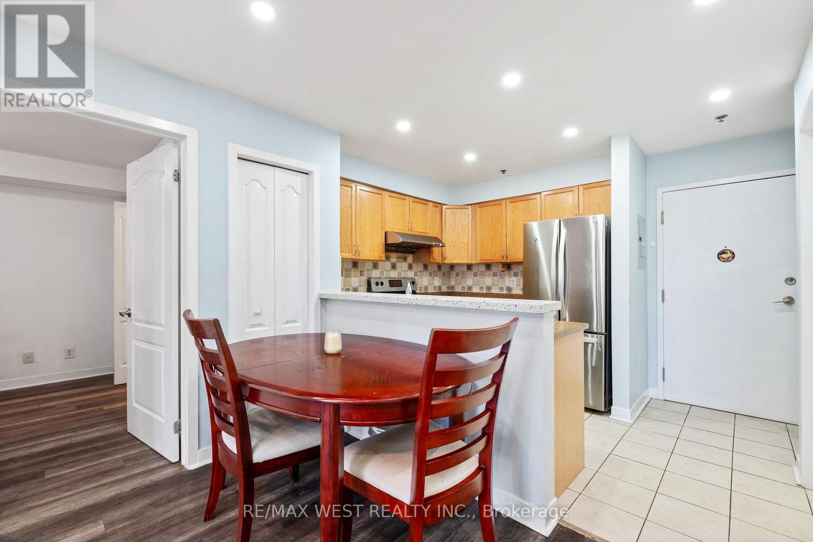 208 - 4 DAYSPRING CIRCLE