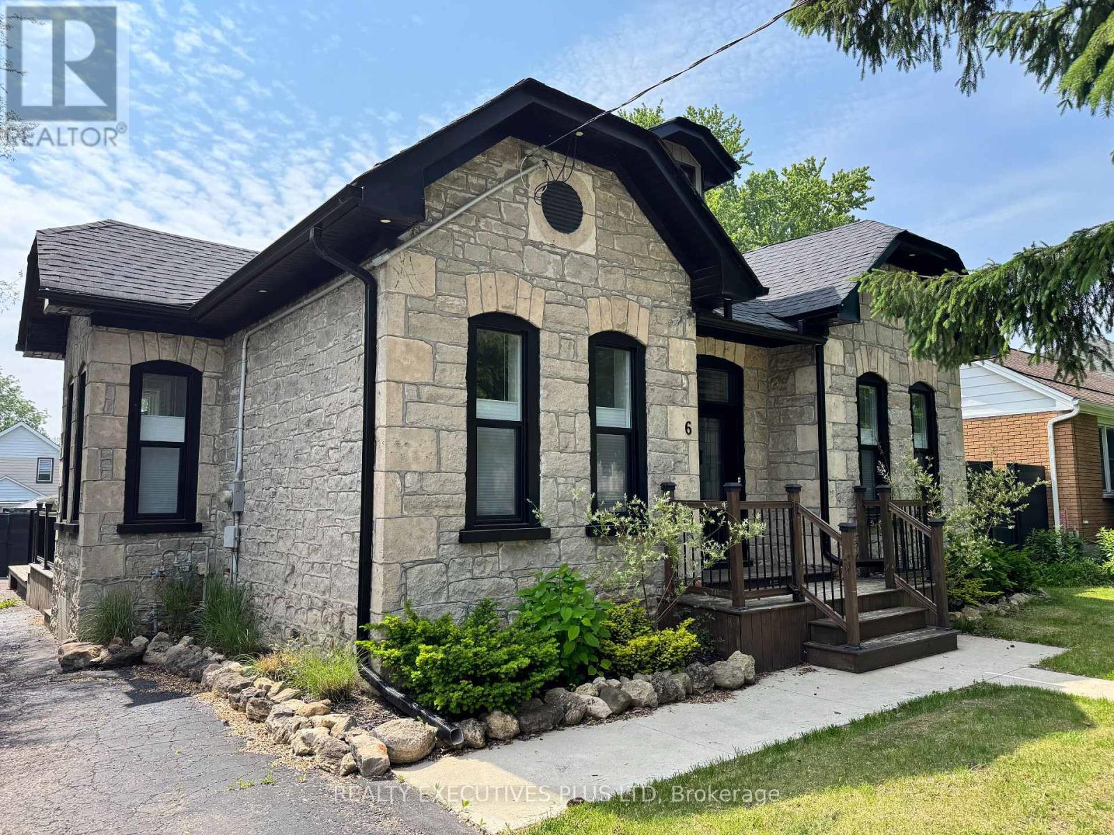6 ELGIN STREET N