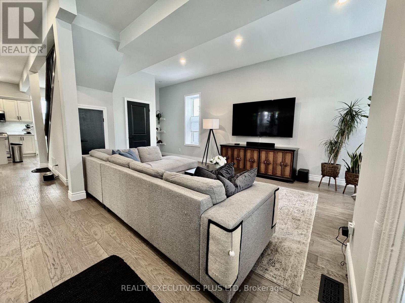 6 ELGIN STREET N