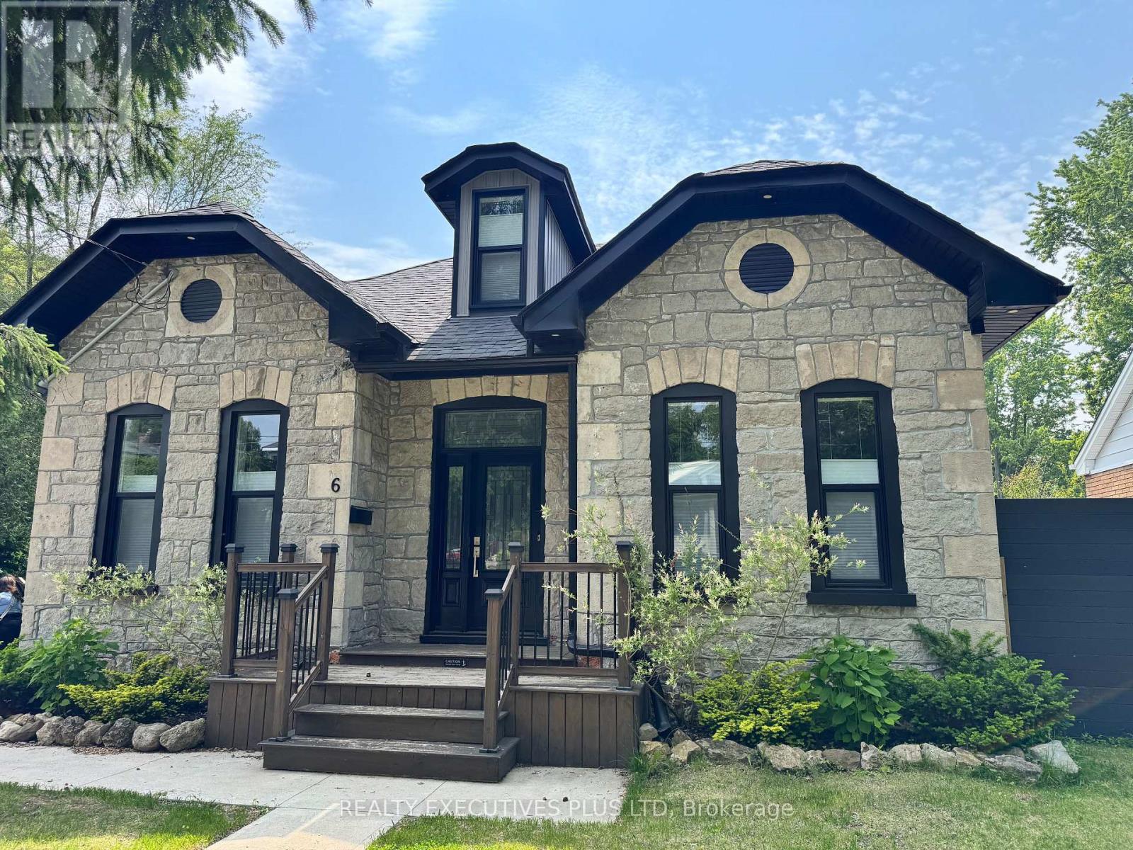 6 ELGIN STREET N