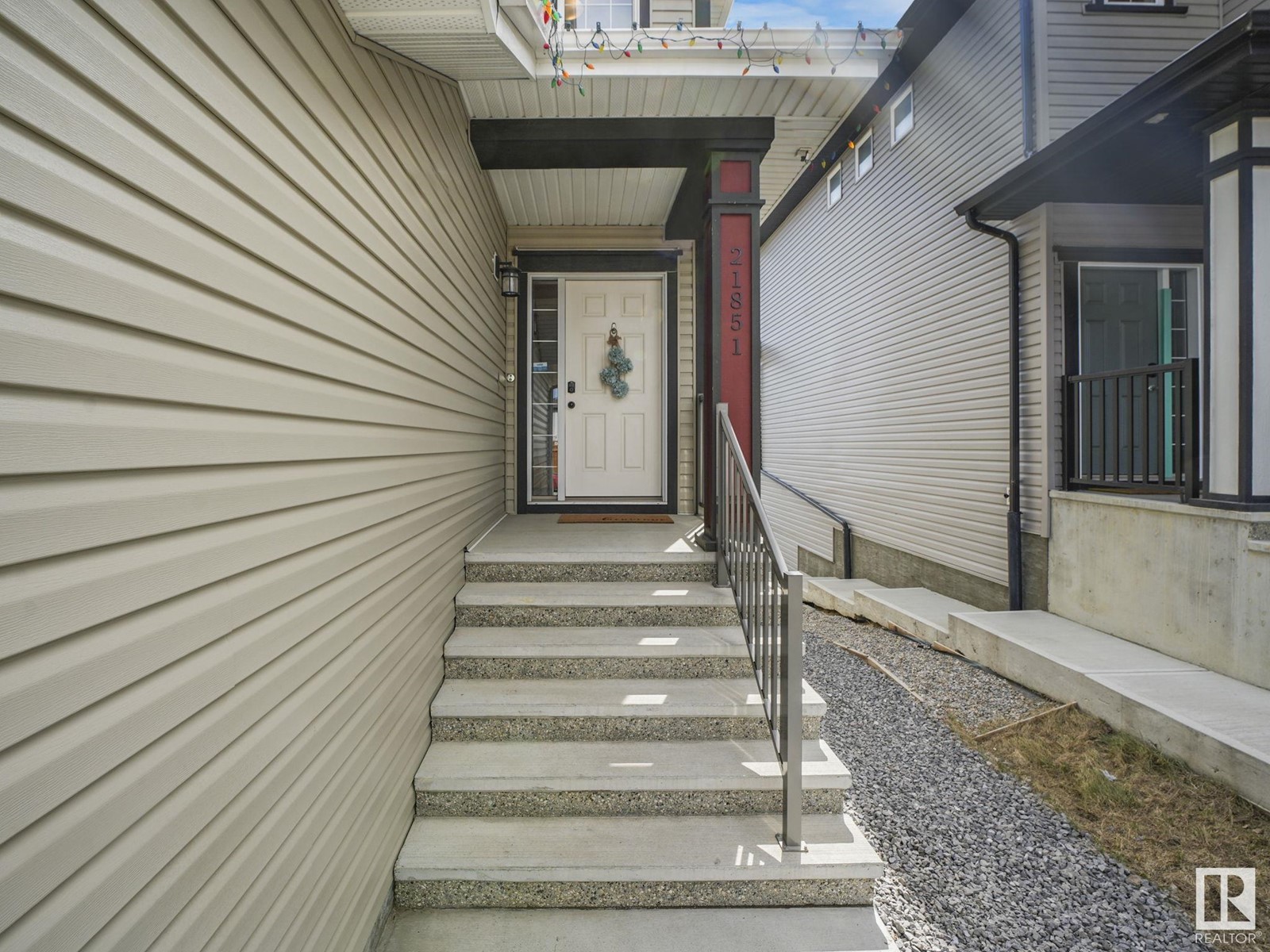 21851 98 AV NW