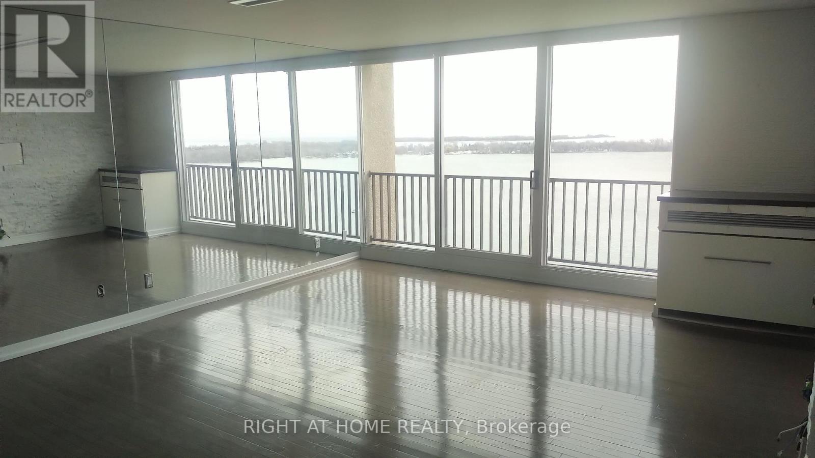 2803 - 33 HARBOUR SQUARE