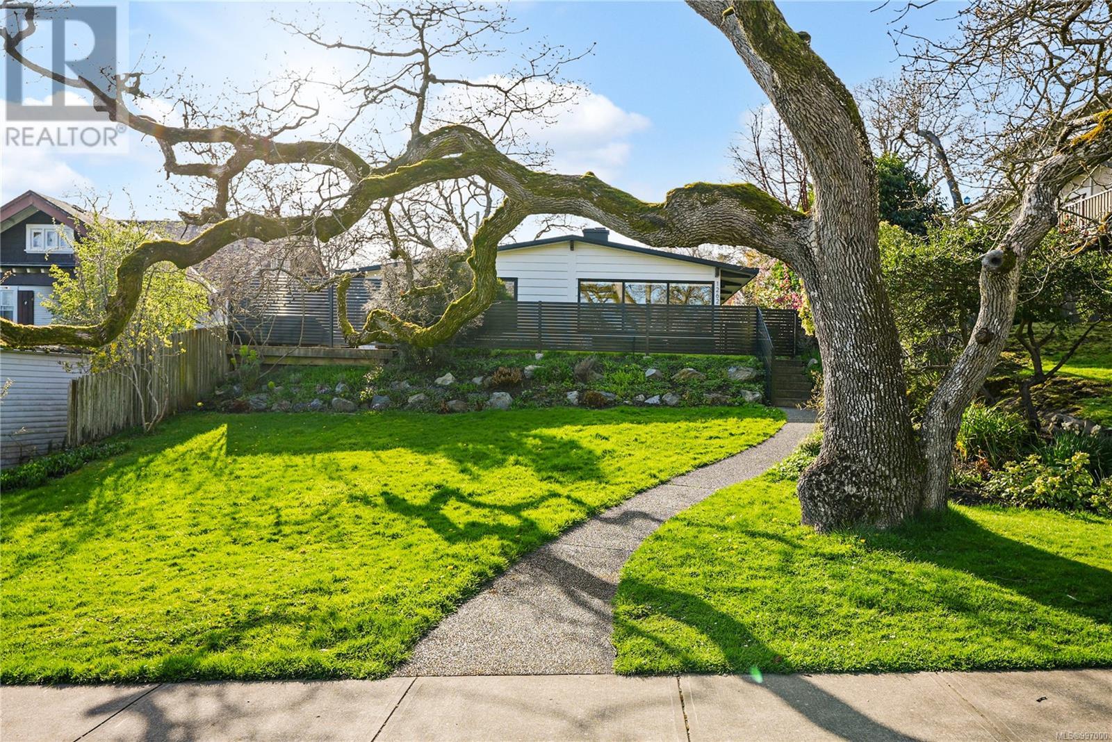 1262 Roslyn Rd