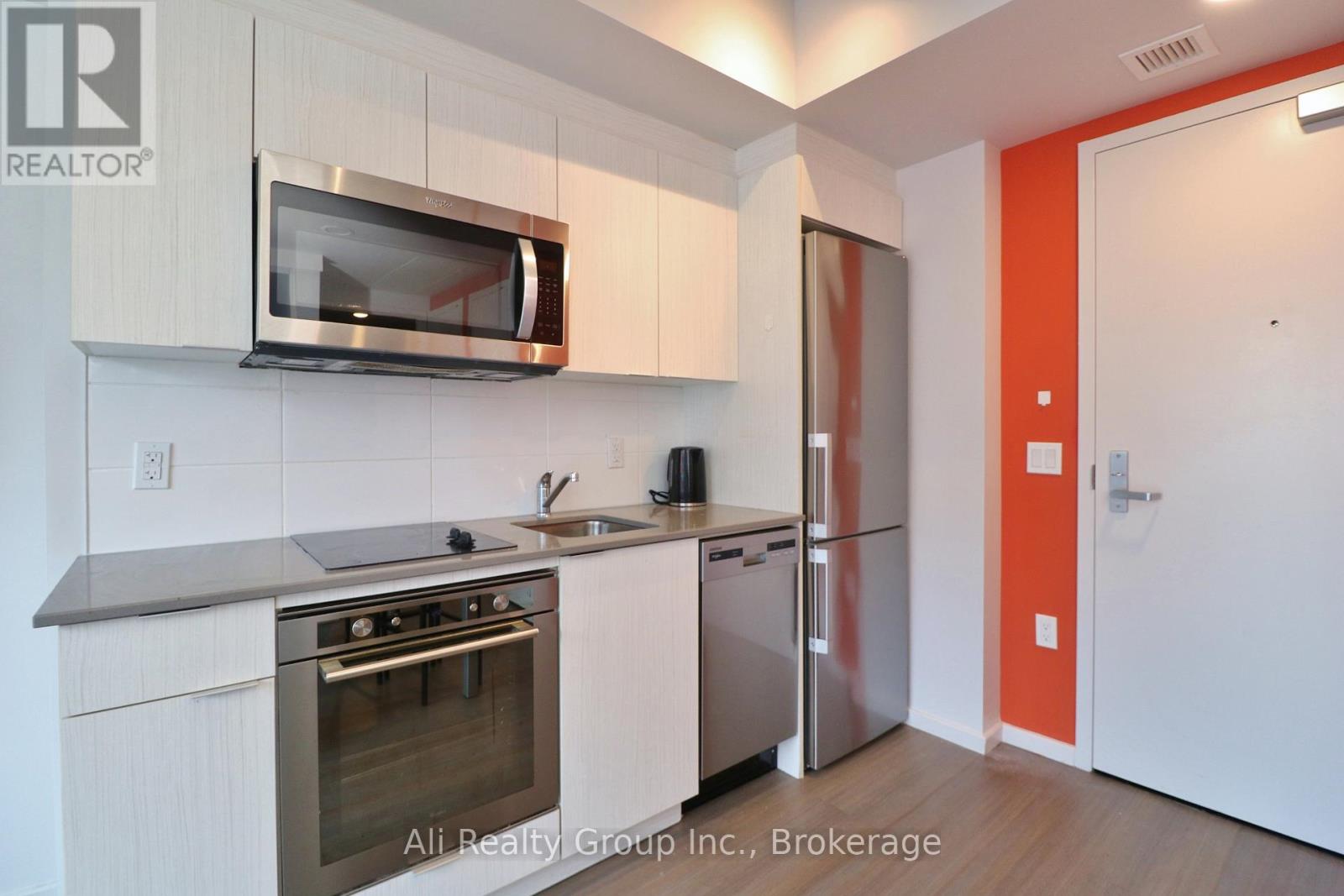 816 - 105 CHAMPAGNE AVENUE S