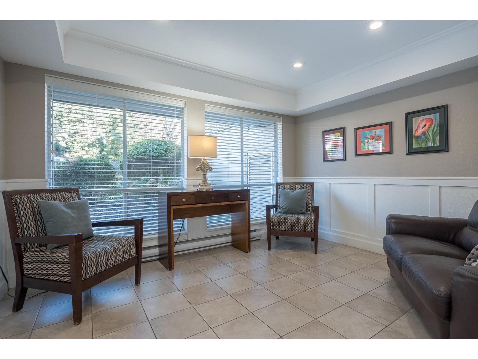 302 33280 E BOURQUIN CRESCENT