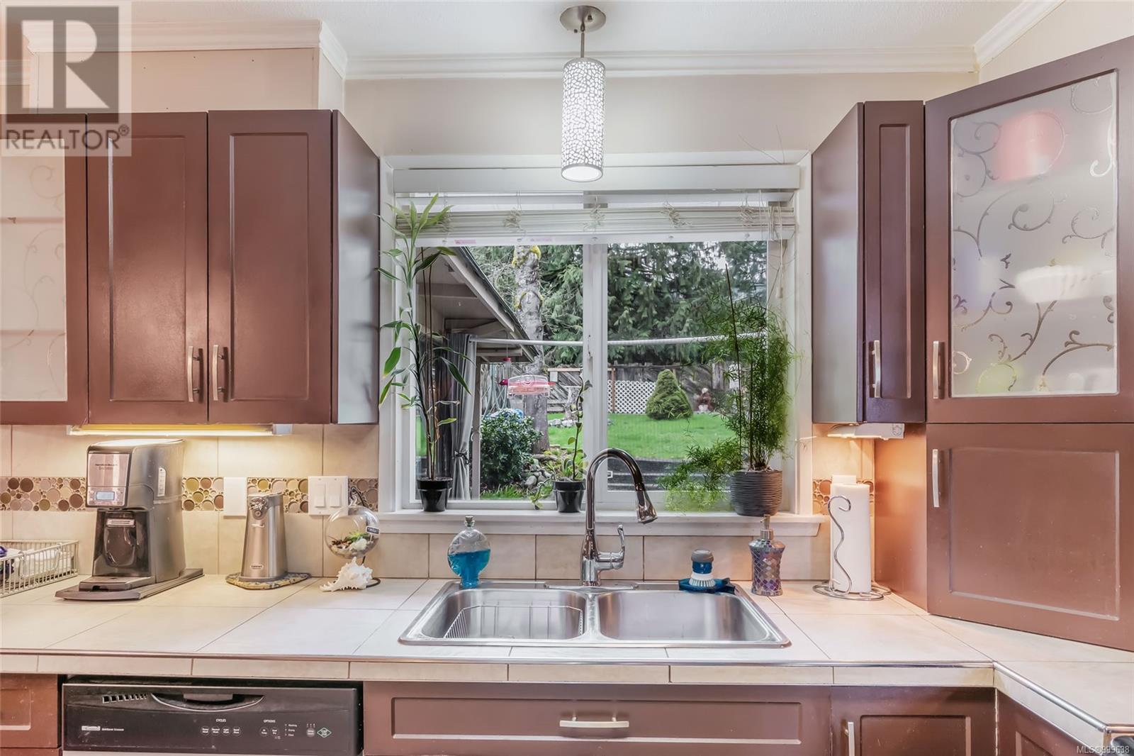 7413 Andrea Cres