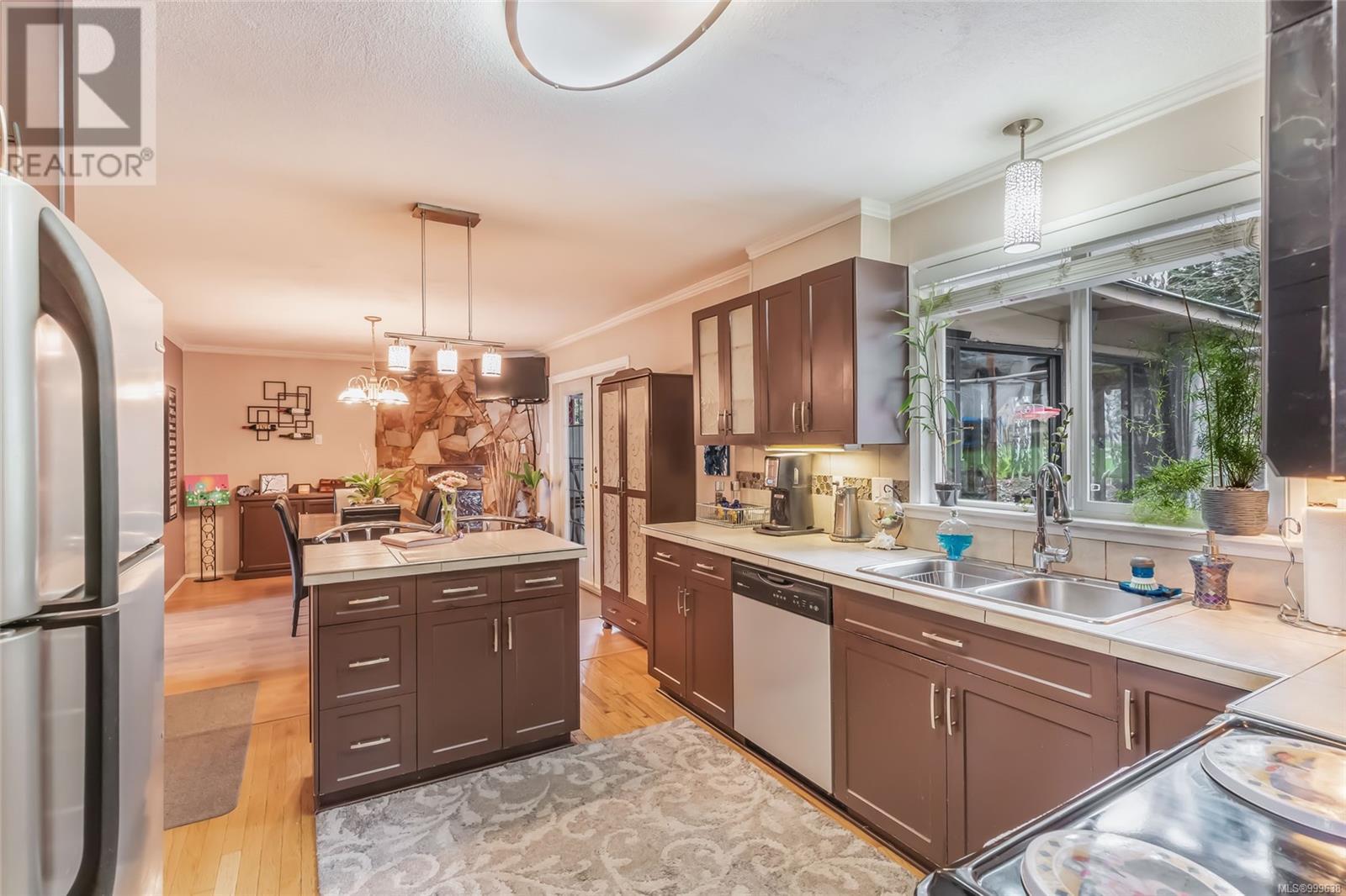 7413 Andrea Cres