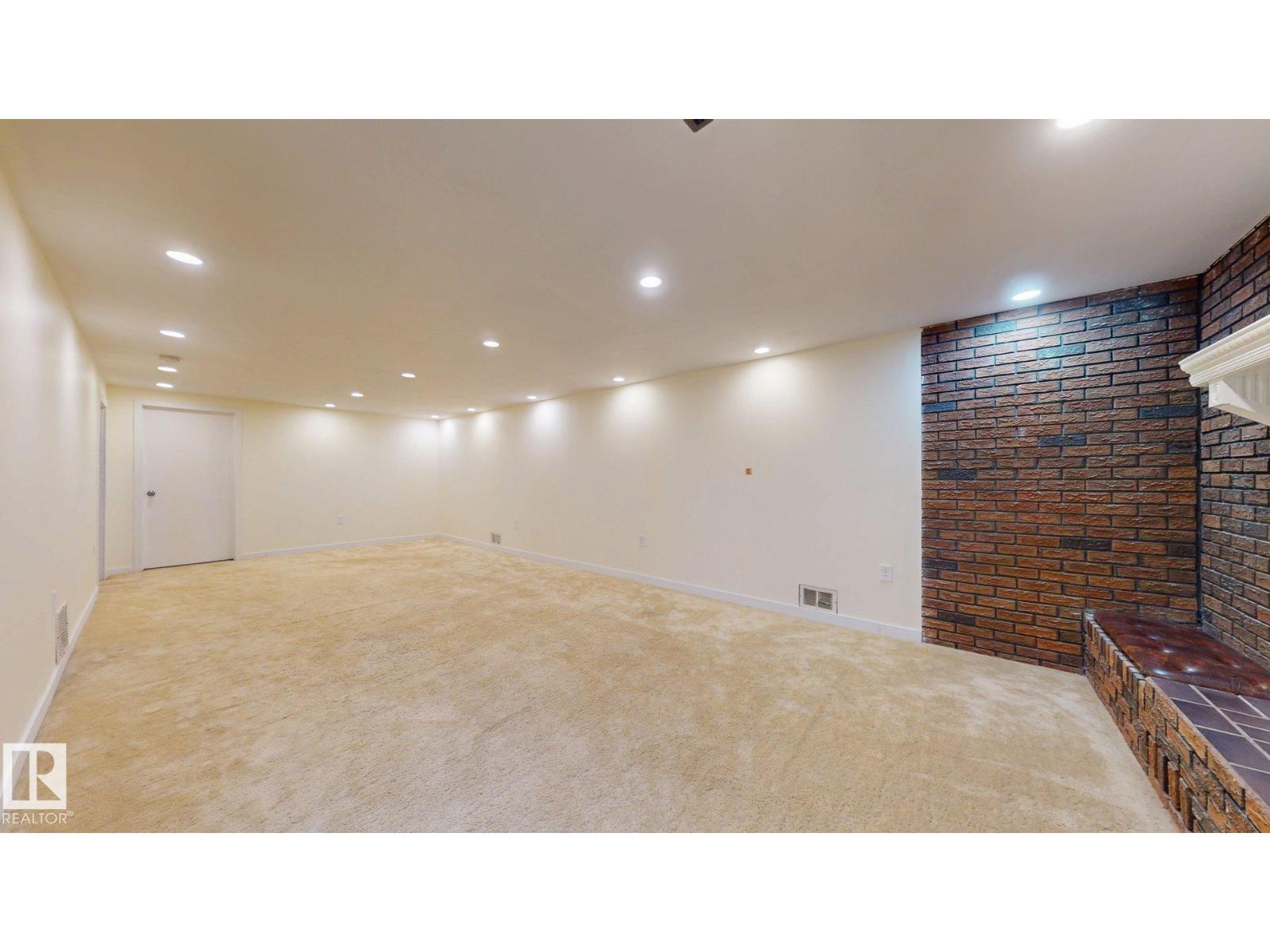 12812 45 ST NW