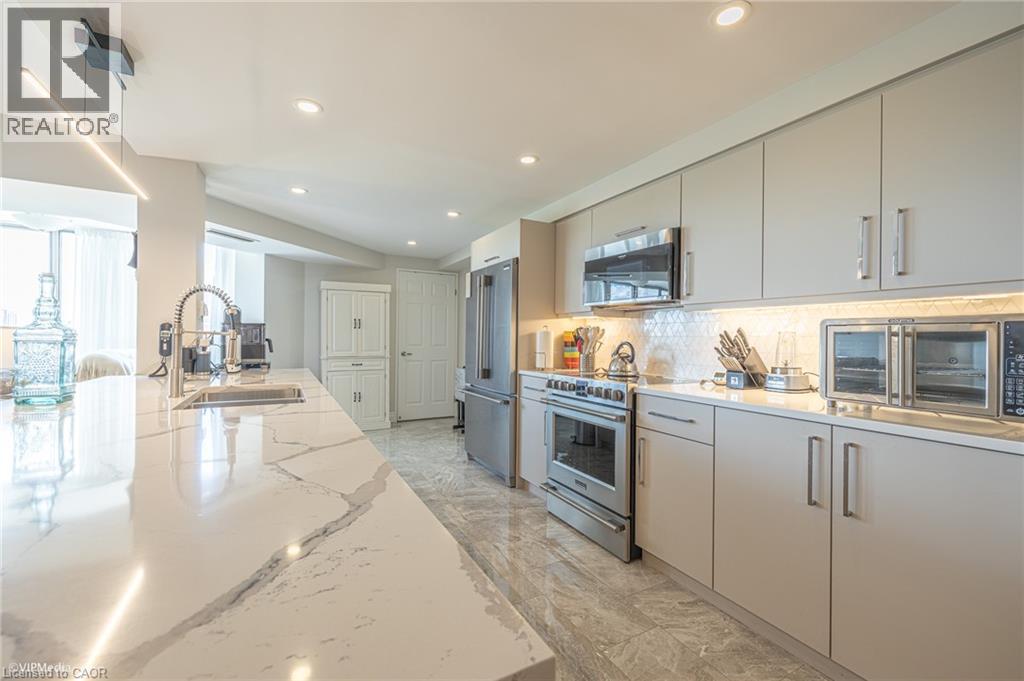 265 WESTCOURT Place Unit# 601