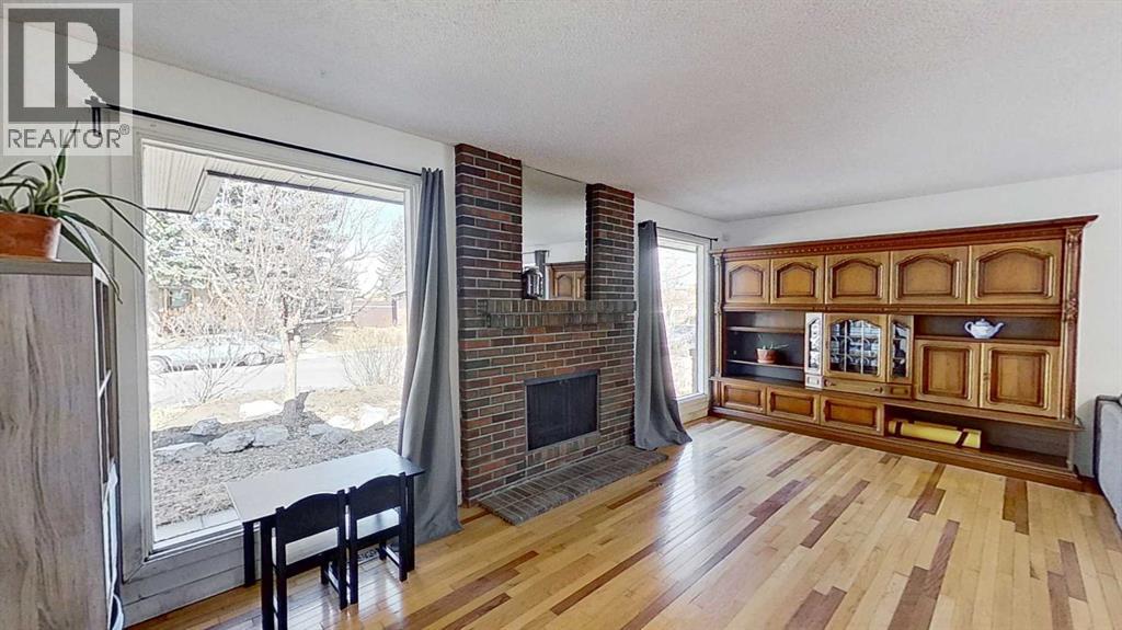 315 Pinecrest Crescent NE